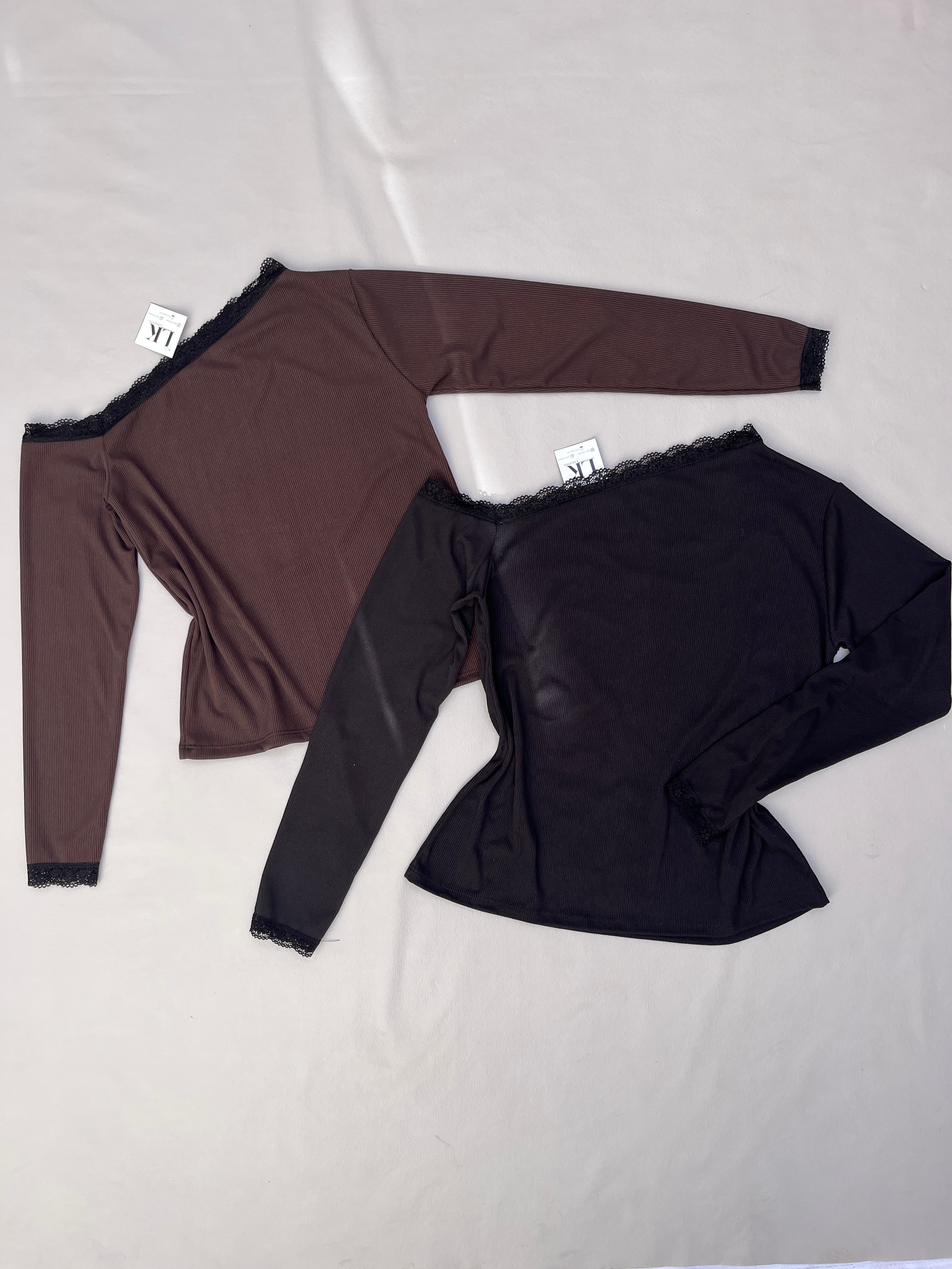 Remera asimétrica con puntilla